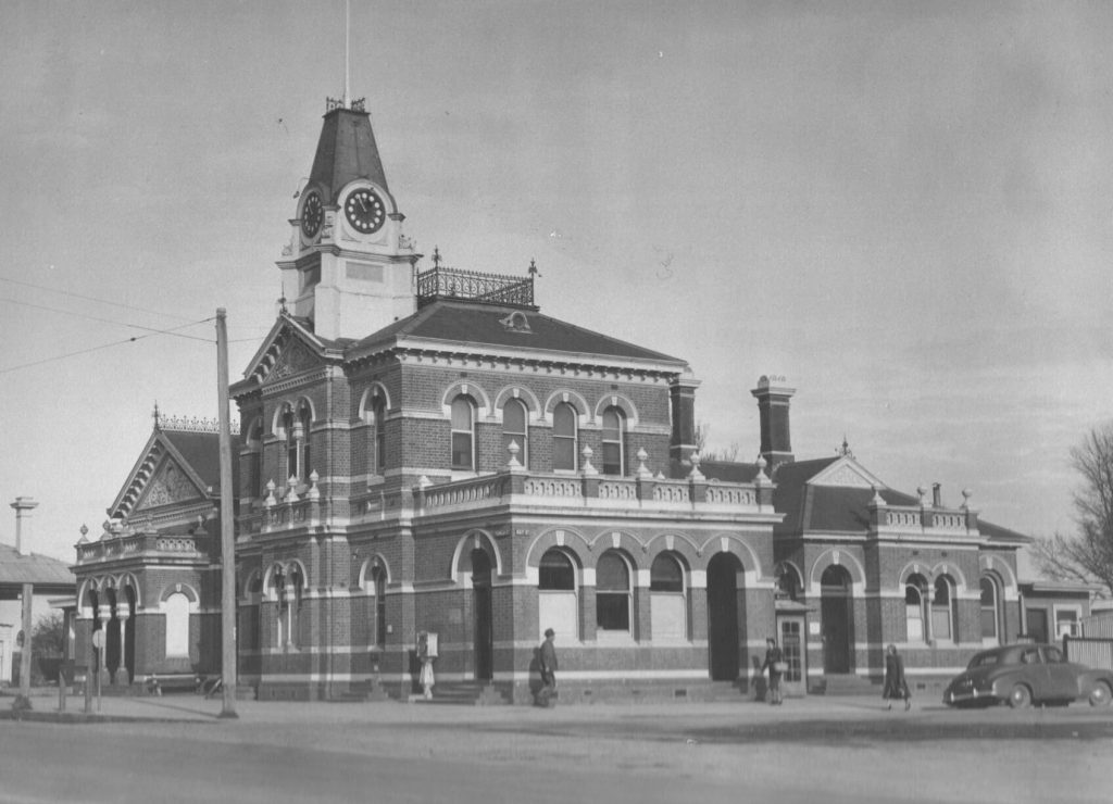 Black and white photo of Traralgon post office 1954