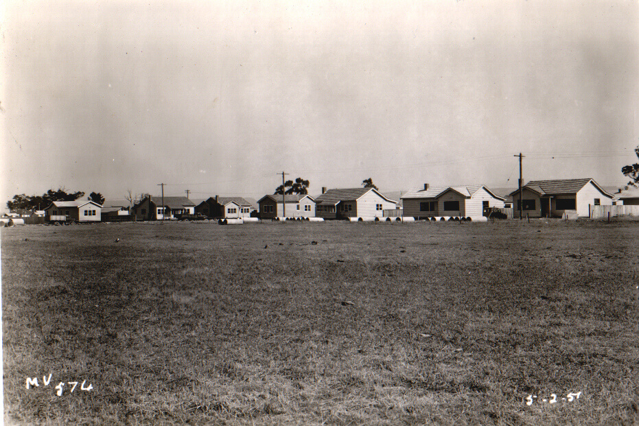 APM housing huts, Henry Street Traralgon, 1951