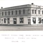 Black and white photo of Cobbledicks two storey corner building in Traralgon