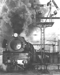 Historic photo of steam traing with lots of black smoke coming out the stack, as it leaves Traralgon railway station in 1974