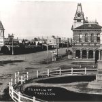 Historic photo of Franlin Street Traralgon with dirt street, and the Post office building in foreground