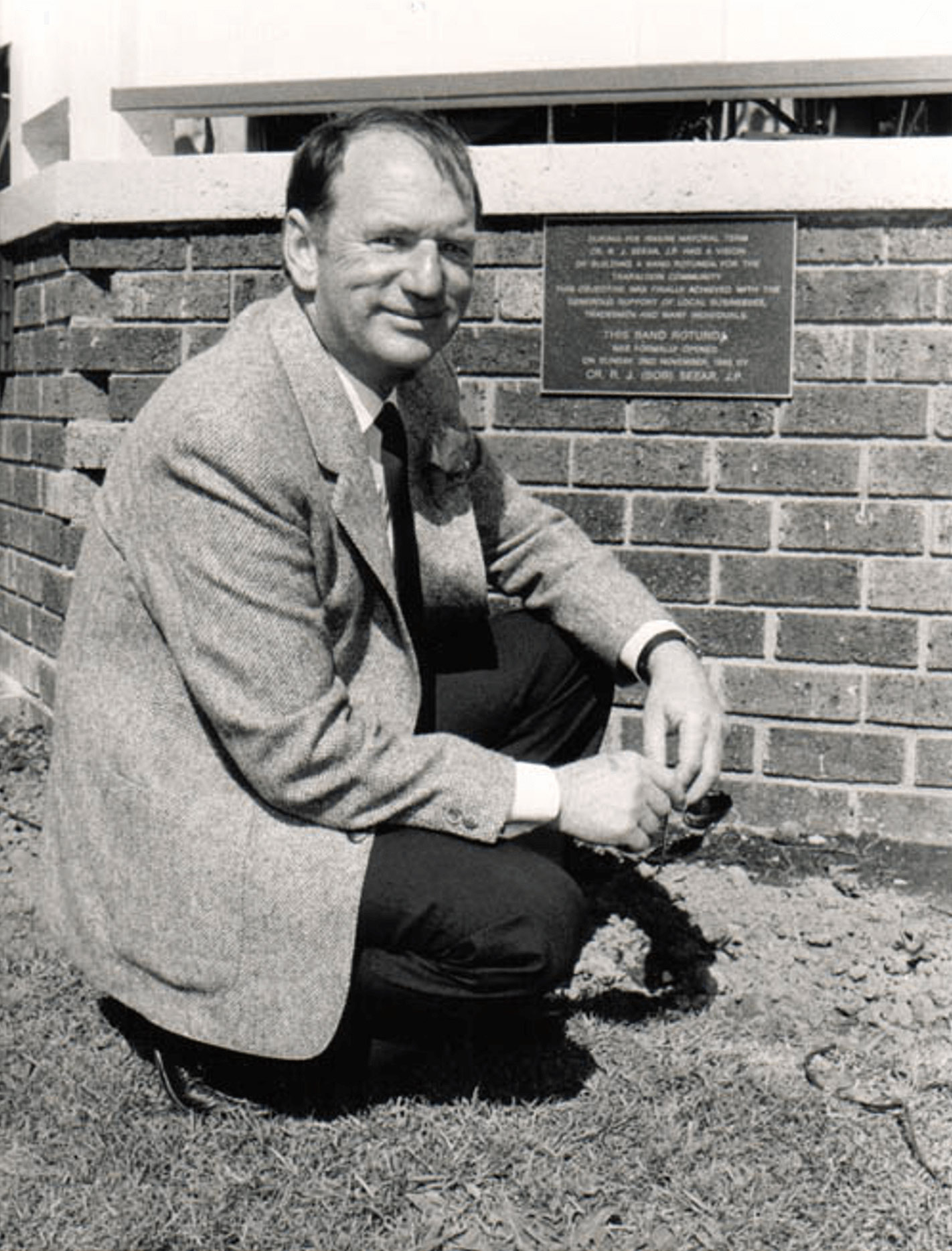 Shows Cr. R. J. (Bob) Seear, Mayor showing the plaque on the Rotunda, following the opening ceremony on 2nd. November, 1986.